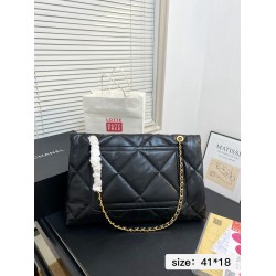 160 With Folding Box Size 4118Chanel Chanel 25k Flap Underarm Bag This bag combines all the classic elements of XiaoxiangLingguard Leather ChainDouble C LogoThe whole thing is very Nessy and fashionable3323