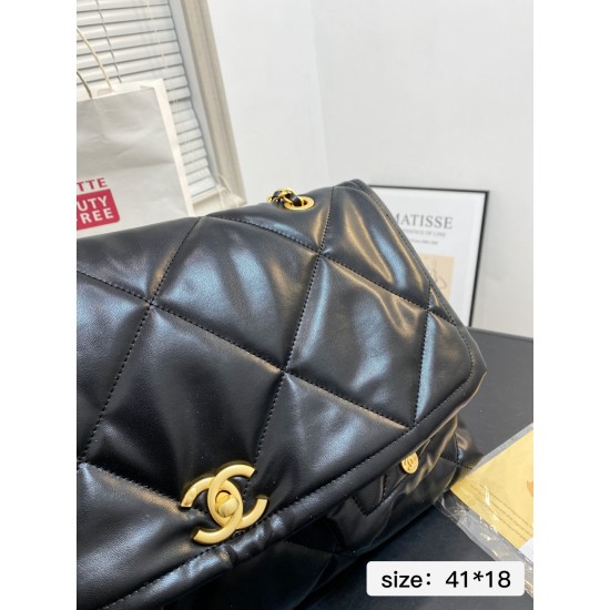 160 With Folding Box Size 4118Chanel Chanel 25k Flap Underarm Bag This bag combines all the classic elements of XiaoxiangLingguard Leather ChainDouble C LogoThe whole thing is very Nessy and fashionable3323