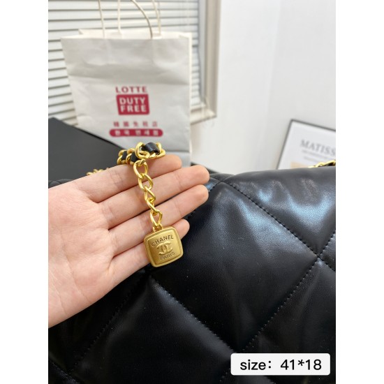 160 With Folding Box Size 4118Chanel Chanel 25k Flap Underarm Bag This bag combines all the classic elements of XiaoxiangLingguard Leather ChainDouble C LogoThe whole thing is very Nessy and fashionable3323