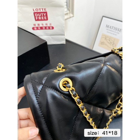 160 With Folding Box Size 4118Chanel Chanel 25k Flap Underarm Bag This bag combines all the classic elements of XiaoxiangLingguard Leather ChainDouble C LogoThe whole thing is very Nessy and fashionable3323