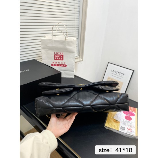 160 With Folding Box Size 4118Chanel Chanel 25k Flap Underarm Bag This bag combines all the classic elements of XiaoxiangLingguard Leather ChainDouble C LogoThe whole thing is very Nessy and fashionable3323