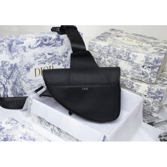 The first layer of lychee grain 250 high-quality black buckle black line with the original box Dior homme 2020 PreFall early spring series saddle saddle bag strong launch Dior's new designer Kim Jones for the first time to handle the design of the first q