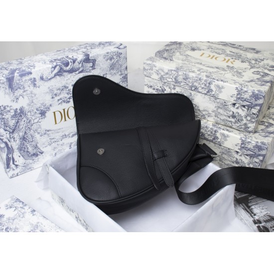 The first layer of lychee grain 250 high-quality black buckle black line with the original box Dior homme 2020 PreFall early spring series saddle saddle bag strong launch Dior's new designer Kim Jones for the first time to handle the design of the first q