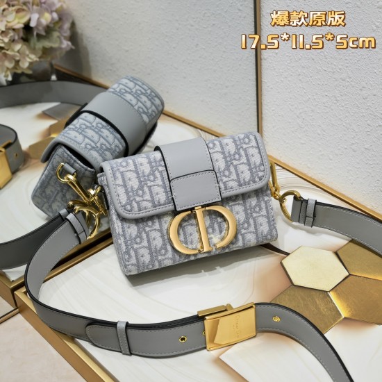 200 with box Dior mini Montaigne box bag This series designed by Maria Grazia Chiuri with super delicate CD clasp compared to the wearable cowhide or canvas style obviously make this bag practicality rise very simple design Wide shoulder strap with vintag