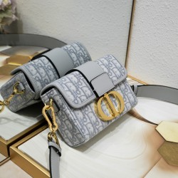 200 with box Dior mini Montaigne box bag This series designed by Maria Grazia Chiuri with super delicate CD clasp compared to the wearable cowhide or canvas style obviously make this bag practicality rise very simple design Wide shoulder strap with vintag