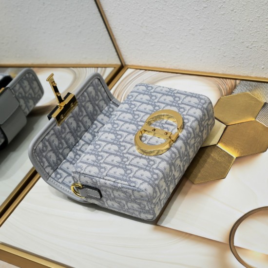 200 with box Dior mini Montaigne box bag This series designed by Maria Grazia Chiuri with super delicate CD clasp compared to the wearable cowhide or canvas style obviously make this bag practicality rise very simple design Wide shoulder strap with vintag
