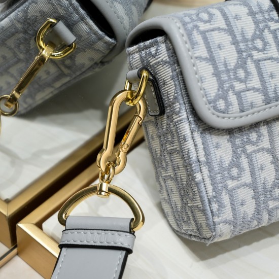 200 with box Dior mini Montaigne box bag This series designed by Maria Grazia Chiuri with super delicate CD clasp compared to the wearable cowhide or canvas style obviously make this bag practicality rise very simple design Wide shoulder strap with vintag