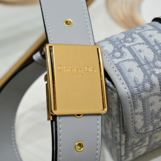 200 with box Dior mini Montaigne box bag This series designed by Maria Grazia Chiuri with super delicate CD clasp compared to the wearable cowhide or canvas style obviously make this bag practicality rise very simple design Wide shoulder strap with vintag