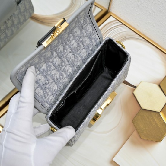 200 with box Dior mini Montaigne box bag This series designed by Maria Grazia Chiuri with super delicate CD clasp compared to the wearable cowhide or canvas style obviously make this bag practicality rise very simple design Wide shoulder strap with vintag