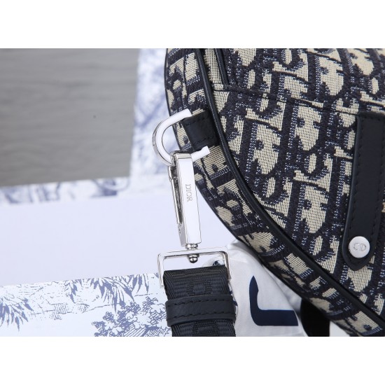 Lot 200 blue cloth with the original box Dior Saddle mini version of the shoulder strap can be removed can be used as a clutch bag with a belt as a fanny pack oh a bag of three shoulder clutch fanny pack 2020 early spring series saddle saddle bag strong l