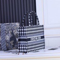 Medium 160 lock side models inside and outside the pattern Dior Book Tote Series 9898 most people consume luxury brands first thought is to buy practical classic models but in fact, such as DI0R such collaborative art TOTE should be the focus of the colle