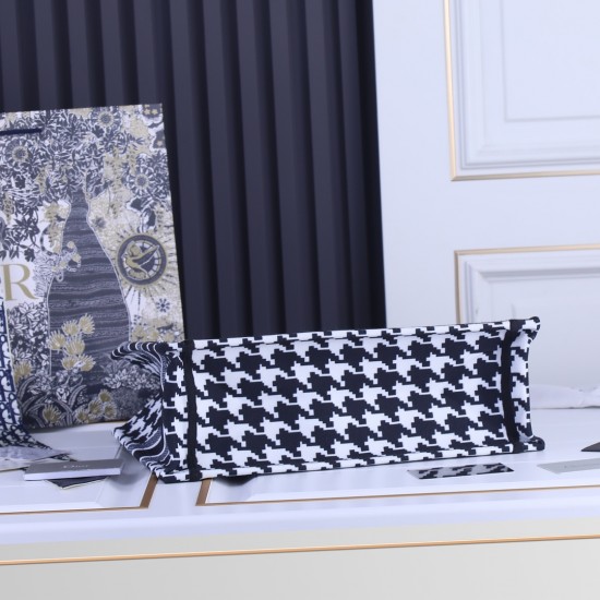 Medium 160 lock side models inside and outside the pattern Dior Book Tote Series 9898 most people consume luxury brands first thought is to buy practical classic models but in fact, such as DI0R such collaborative art TOTE should be the focus of the colle