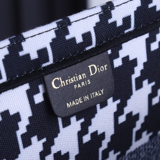 Medium 160 lock side models inside and outside the pattern Dior Book Tote Series 9898 most people consume luxury brands first thought is to buy practical classic models but in fact, such as DI0R such collaborative art TOTE should be the focus of the colle