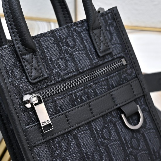 The right version of the gun buckle 210Dior Dior cabinet specializing in the most models of the new handbag to take the official synchronization of the network single original quality This washbag combines practical function and simple design with the use