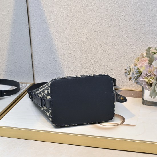 210 This Diorstar bucket bag from the Spring 2016 Ready-to-Wear collection is a smart, practical design with a versatile aesthetic crafted in materials such as blue Oblique printed fabric and embellished with smooth cowhide details in the same hue for a s