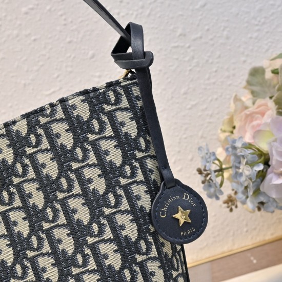 210 This Diorstar bucket bag from the Spring 2016 Ready-to-Wear collection is a smart, practical design with a versatile aesthetic crafted in materials such as blue Oblique printed fabric and embellished with smooth cowhide details in the same hue for a s