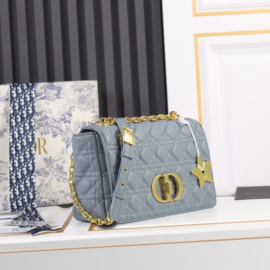 240Large 28CM with pentagramDior Lane stripe five compartmentsNew rattan plaid lambskin lining with lambskin lining with shoulder stripesSilver buckleMetal hardwareAdjustable thin shoulder strapCan be hand-carried or carried over the shoulder or cross-bod