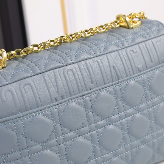 240Large 28CM with pentagramDior Lane stripe five compartmentsNew rattan plaid lambskin lining with lambskin lining with shoulder stripesSilver buckleMetal hardwareAdjustable thin shoulder strapCan be hand-carried or carried over the shoulder or cross-bod