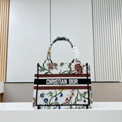 Recognize the thick fabric small original single white chrysanthemum Book Tote most people consume luxury brands first thought is to buy practical classic models but in fact, like DIO R this kind of collaborative art TOTE should be as the focus of the col