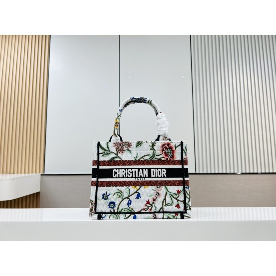 Recognize the thick fabric small original single white chrysanthemum Book Tote most people consume luxury brands first thought is to buy practical classic models but in fact, like DIO R this kind of collaborative art TOTE should be as the focus of the col