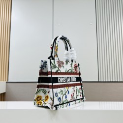 Recognize the thick fabric small original single white chrysanthemum Book Tote most people consume luxury brands first thought is to buy practical classic models but in fact, like DIO R this kind of collaborative art TOTE should be as the focus of the col