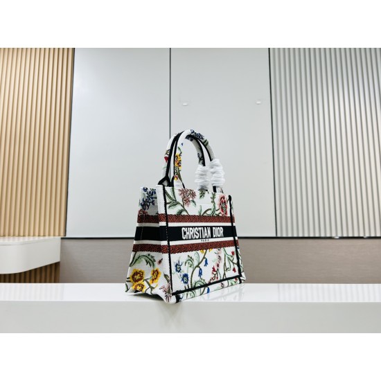 Recognize the thick fabric small original single white chrysanthemum Book Tote most people consume luxury brands first thought is to buy practical classic models but in fact, like DIO R this kind of collaborative art TOTE should be as the focus of the col