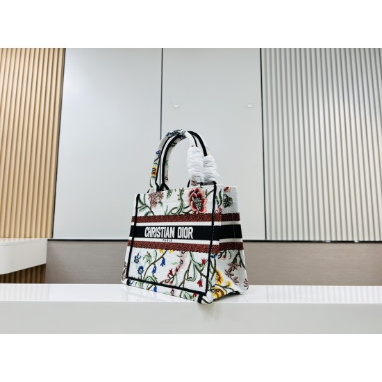 Recognize the thick fabric small original single white chrysanthemum Book Tote most people consume luxury brands first thought is to buy practical classic models but in fact, like DIO R this kind of collaborative art TOTE should be as the focus of the col