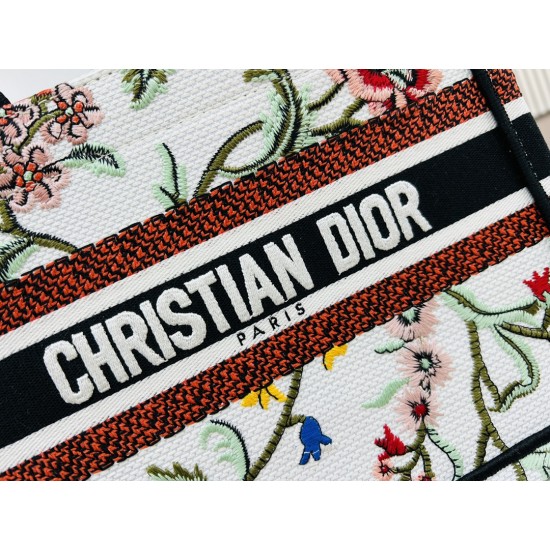 Recognize the thick fabric small original single white chrysanthemum Book Tote most people consume luxury brands first thought is to buy practical classic models but in fact, like DIO R this kind of collaborative art TOTE should be as the focus of the col