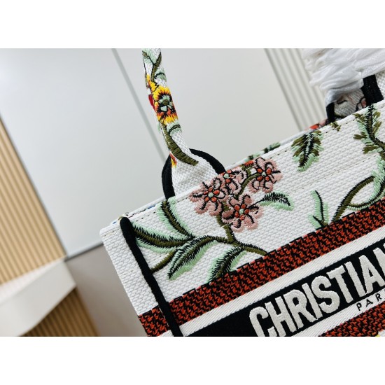 Recognize the thick fabric small original single white chrysanthemum Book Tote most people consume luxury brands first thought is to buy practical classic models but in fact, like DIO R this kind of collaborative art TOTE should be as the focus of the col