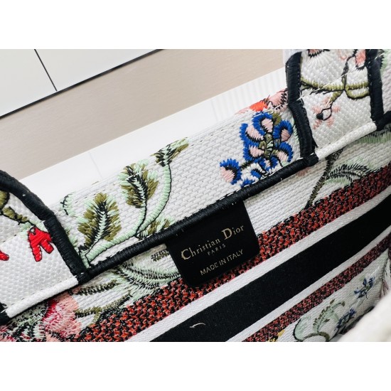 Recognize the thick fabric small original single white chrysanthemum Book Tote most people consume luxury brands first thought is to buy practical classic models but in fact, like DIO R this kind of collaborative art TOTE should be as the focus of the col