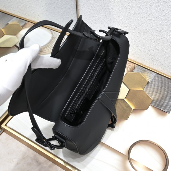Large 240Dior saddle frosted series with counter box large size 255 x 20 x 65 cmBe a classic with classicsFashion is easy to pass away and classics will always existFashion is a cycleModel 6680Saddle bag from the initial birth of the saddle bag all the wa