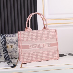 Medium 160 Lock edge inside and outside pattern with pictures silk scarf new upgrade Medium Dior Book Tote old flower series most people consume luxury brands first thought is to buy practical classic models but in fact, like DI0R this kind of cooperation