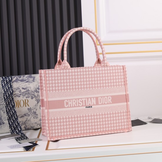 Medium 160 Lock edge inside and outside pattern with pictures silk scarf new upgrade Medium Dior Book Tote old flower series most people consume luxury brands first thought is to buy practical classic models but in fact, like DI0R this kind of cooperation