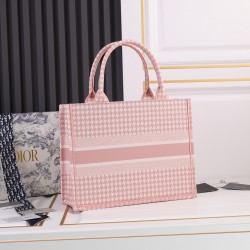 Medium 160 Lock edge inside and outside pattern with pictures silk scarf new upgrade Medium Dior Book Tote old flower series most people consume luxury brands first thought is to buy practical classic models but in fact, like DI0R this kind of cooperation