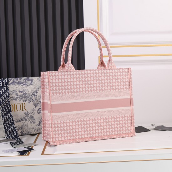Medium 160 Lock edge inside and outside pattern with pictures silk scarf new upgrade Medium Dior Book Tote old flower series most people consume luxury brands first thought is to buy practical classic models but in fact, like DI0R this kind of cooperation
