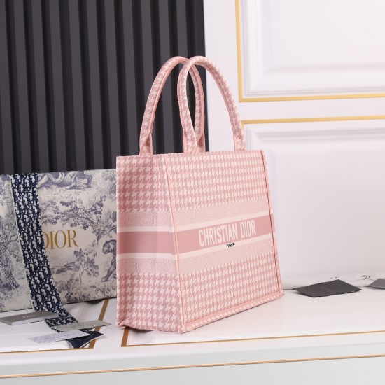 Medium 160 Lock edge inside and outside pattern with pictures silk scarf new upgrade Medium Dior Book Tote old flower series most people consume luxury brands first thought is to buy practical classic models but in fact, like DI0R this kind of cooperation