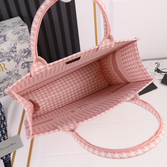 Medium 160 Lock edge inside and outside pattern with pictures silk scarf new upgrade Medium Dior Book Tote old flower series most people consume luxury brands first thought is to buy practical classic models but in fact, like DI0R this kind of cooperation