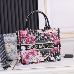 Flower cloth Medium 160 lock edge high quality inside and outside pattern with pictures silk scarf new upgrade Medium Dior Book Tote old flower series most people consume luxury brands first thought is to buy practical classic models but in fact, like DI0