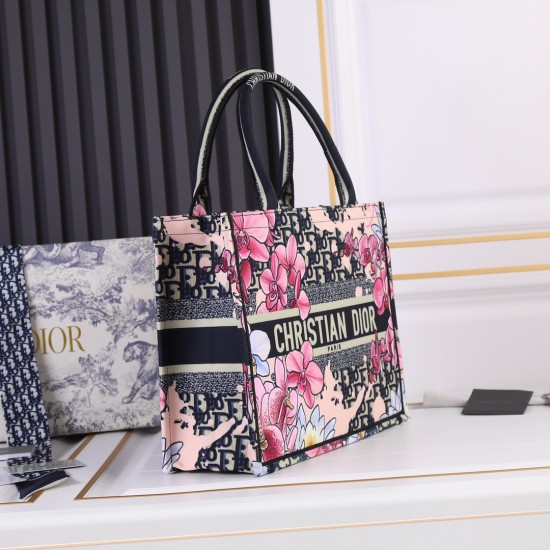 Flower cloth Medium 160 lock edge high quality inside and outside pattern with pictures silk scarf new upgrade Medium Dior Book Tote old flower series most people consume luxury brands first thought is to buy practical classic models but in fact, like DI0