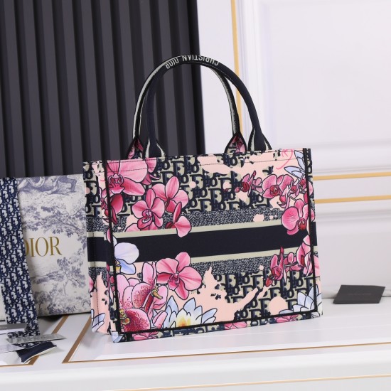 Flower cloth Medium 160 lock edge high quality inside and outside pattern with pictures silk scarf new upgrade Medium Dior Book Tote old flower series most people consume luxury brands first thought is to buy practical classic models but in fact, like DI0