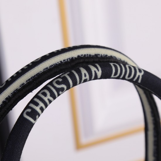 Flower cloth Medium 160 lock edge high quality inside and outside pattern with pictures silk scarf new upgrade Medium Dior Book Tote old flower series most people consume luxury brands first thought is to buy practical classic models but in fact, like DI0