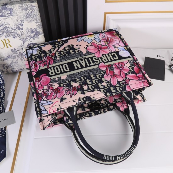 Flower cloth Medium 160 lock edge high quality inside and outside pattern with pictures silk scarf new upgrade Medium Dior Book Tote old flower series most people consume luxury brands first thought is to buy practical classic models but in fact, like DI0