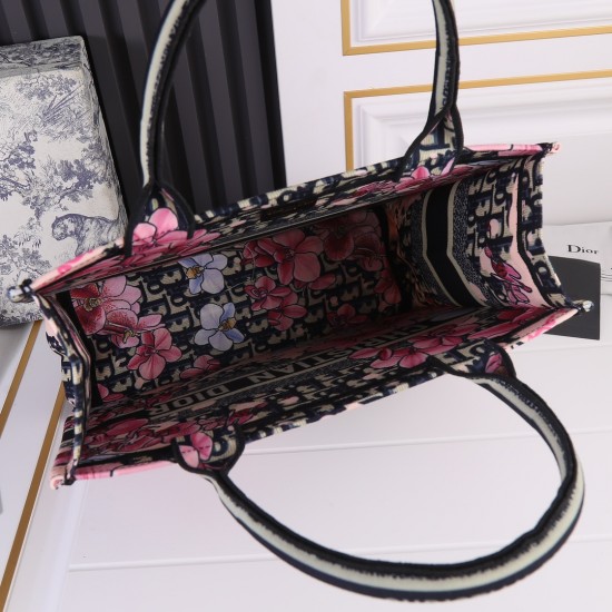 Flower cloth Medium 160 lock edge high quality inside and outside pattern with pictures silk scarf new upgrade Medium Dior Book Tote old flower series most people consume luxury brands first thought is to buy practical classic models but in fact, like DI0