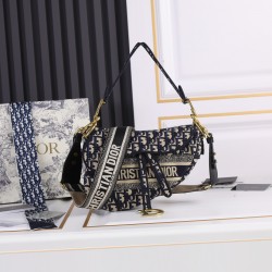 260Dior saddleOblique limited edition cd5501 embroidery blue D large size 255 x 20 x 65 cmBe a classic with classicsFashion is easy to pass away and classics will always existFashion is a cycleSaddle bags have witnessed the birth of the IT Bag to the Anti