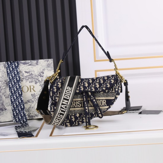 260Dior saddleOblique limited edition cd5501 embroidery blue D large size 255 x 20 x 65 cmBe a classic with classicsFashion is easy to pass away and classics will always existFashion is a cycleSaddle bags have witnessed the birth of the IT Bag to the Anti