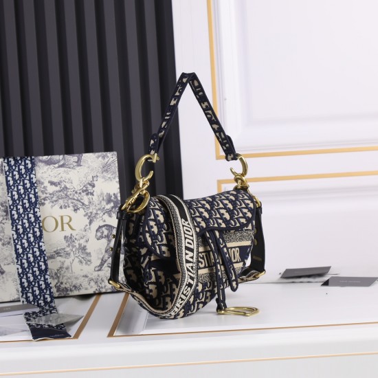 260Dior saddleOblique limited edition cd5501 embroidery blue D large size 255 x 20 x 65 cmBe a classic with classicsFashion is easy to pass away and classics will always existFashion is a cycleSaddle bags have witnessed the birth of the IT Bag to the Anti