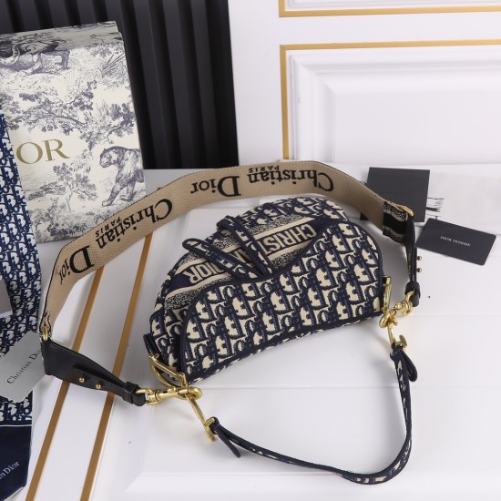 260Dior saddleOblique limited edition cd5501 embroidery blue D large size 255 x 20 x 65 cmBe a classic with classicsFashion is easy to pass away and classics will always existFashion is a cycleSaddle bags have witnessed the birth of the IT Bag to the Anti