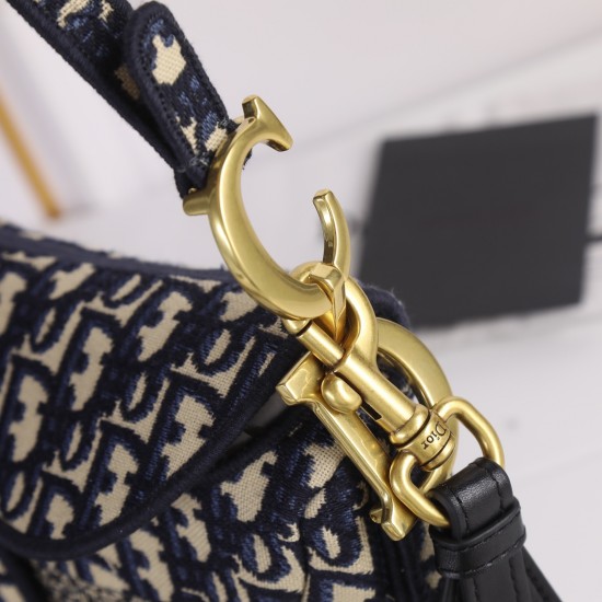 260Dior saddleOblique limited edition cd5501 embroidery blue D large size 255 x 20 x 65 cmBe a classic with classicsFashion is easy to pass away and classics will always existFashion is a cycleSaddle bags have witnessed the birth of the IT Bag to the Anti