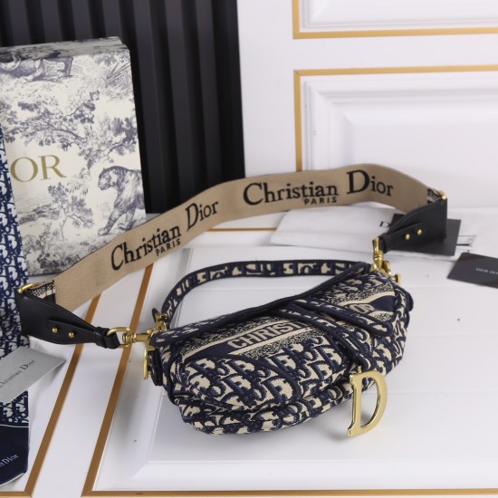 260Dior saddleOblique limited edition cd5501 embroidery blue D large size 255 x 20 x 65 cmBe a classic with classicsFashion is easy to pass away and classics will always existFashion is a cycleSaddle bags have witnessed the birth of the IT Bag to the Anti