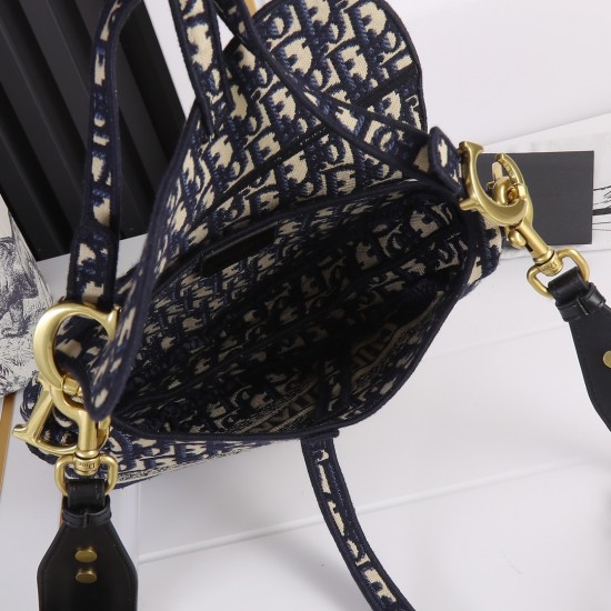 260Dior saddleOblique limited edition cd5501 embroidery blue D large size 255 x 20 x 65 cmBe a classic with classicsFashion is easy to pass away and classics will always existFashion is a cycleSaddle bags have witnessed the birth of the IT Bag to the Anti